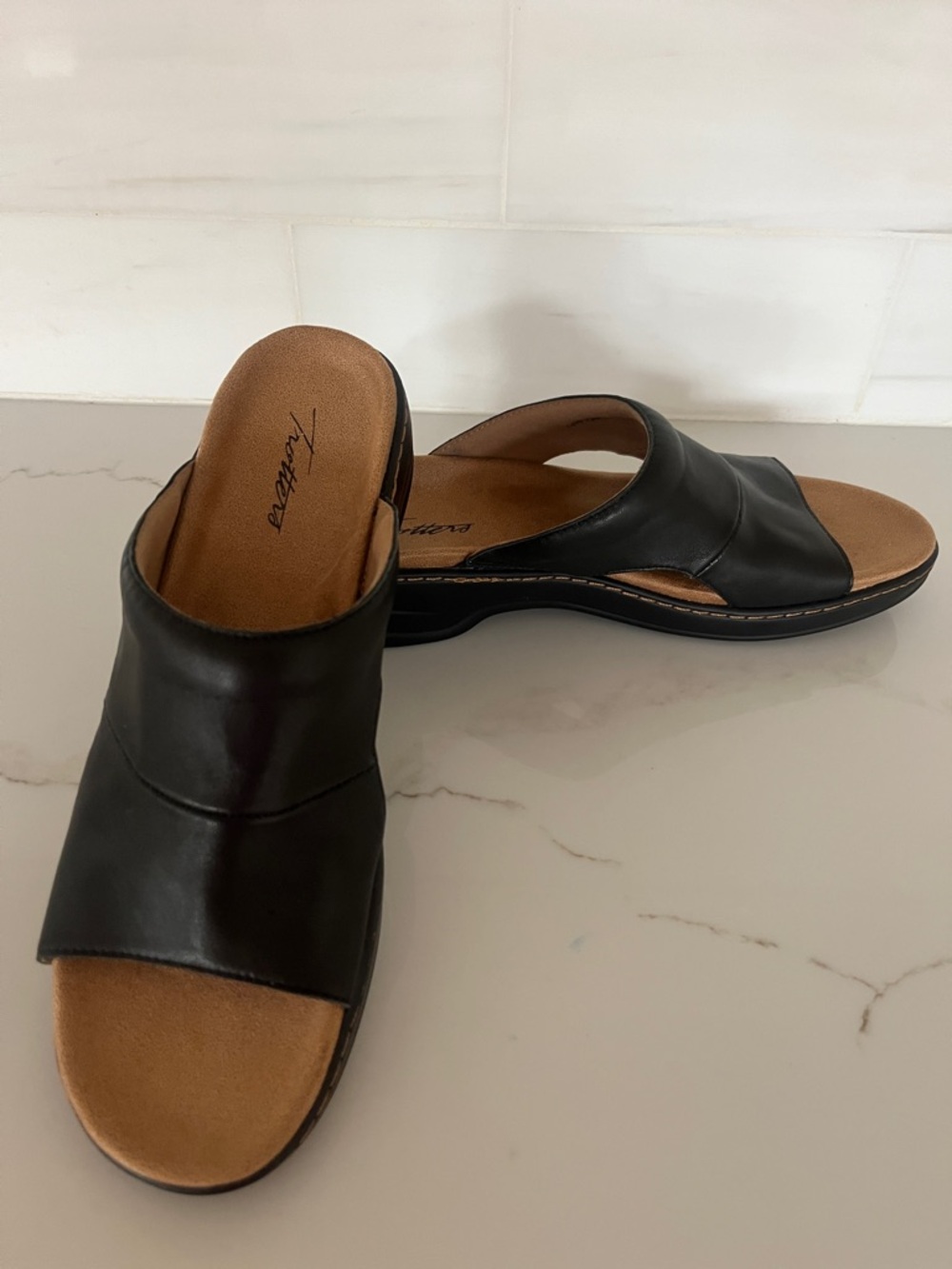 Trotters NEW Nara Black Leather Sandal Slide size 10 Narrow - Picture 13 of 13